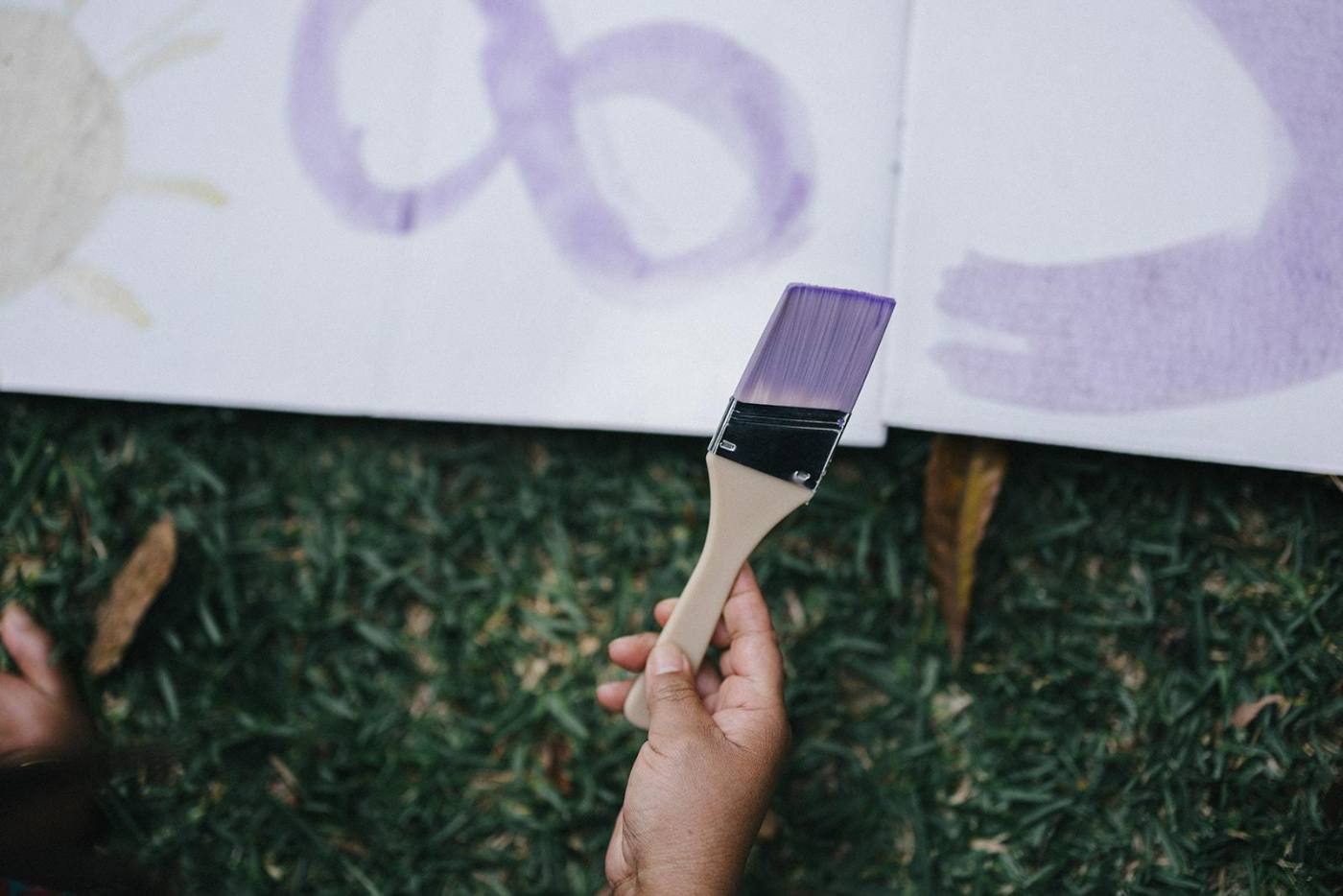 Trazos de pintura sobre papel en una actividad colectiva