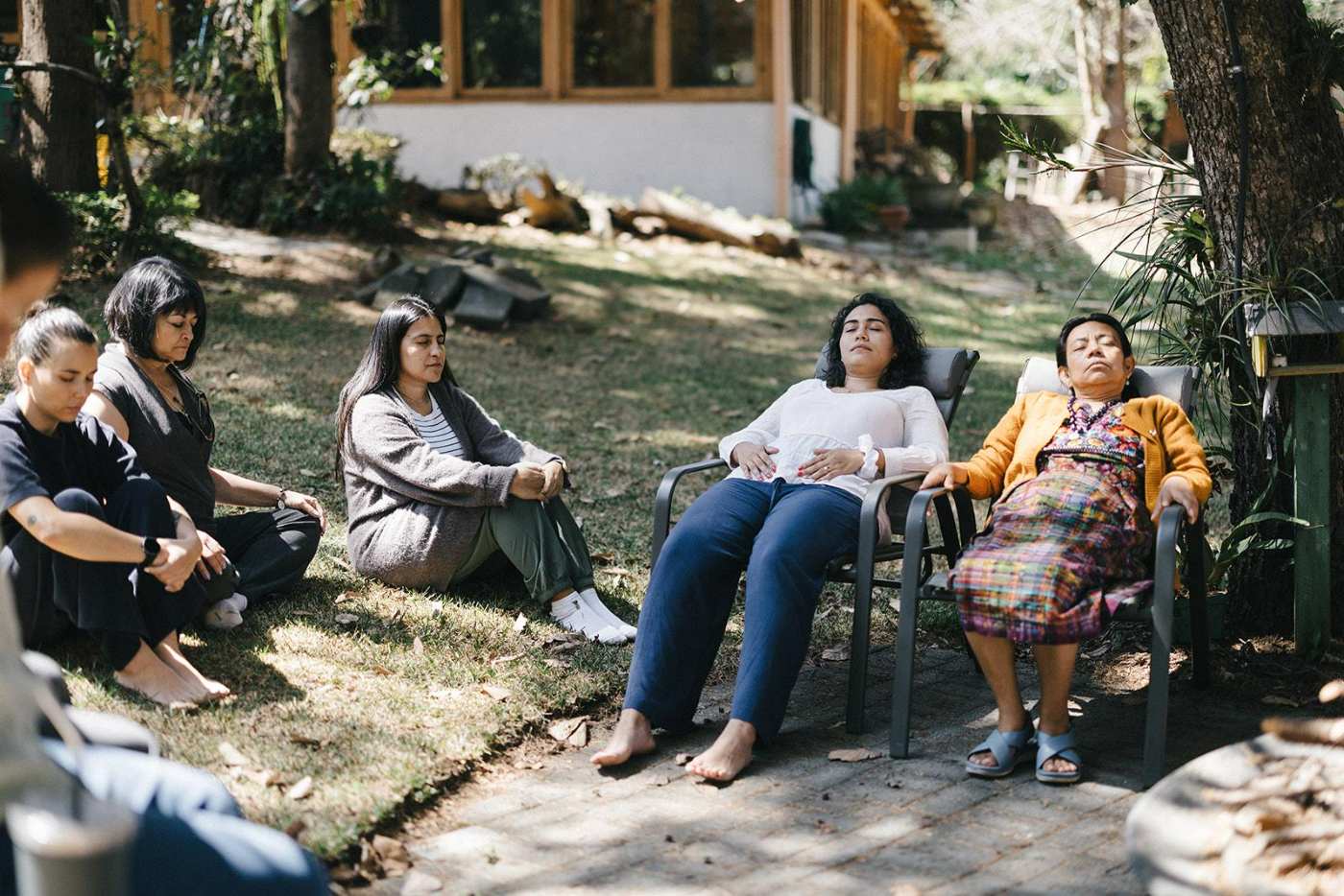 Participantes conversando en el jardín durante un LAB