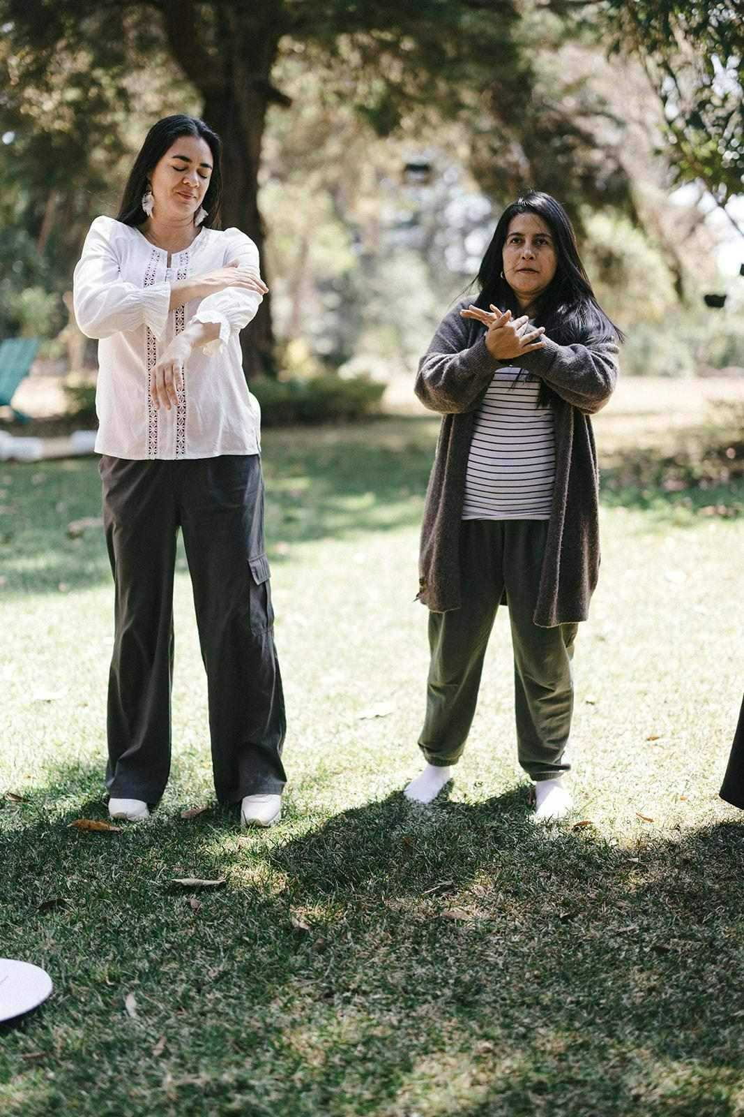 Dos facilitadoras guiando un ejercicio somático durante un LAB de DAO