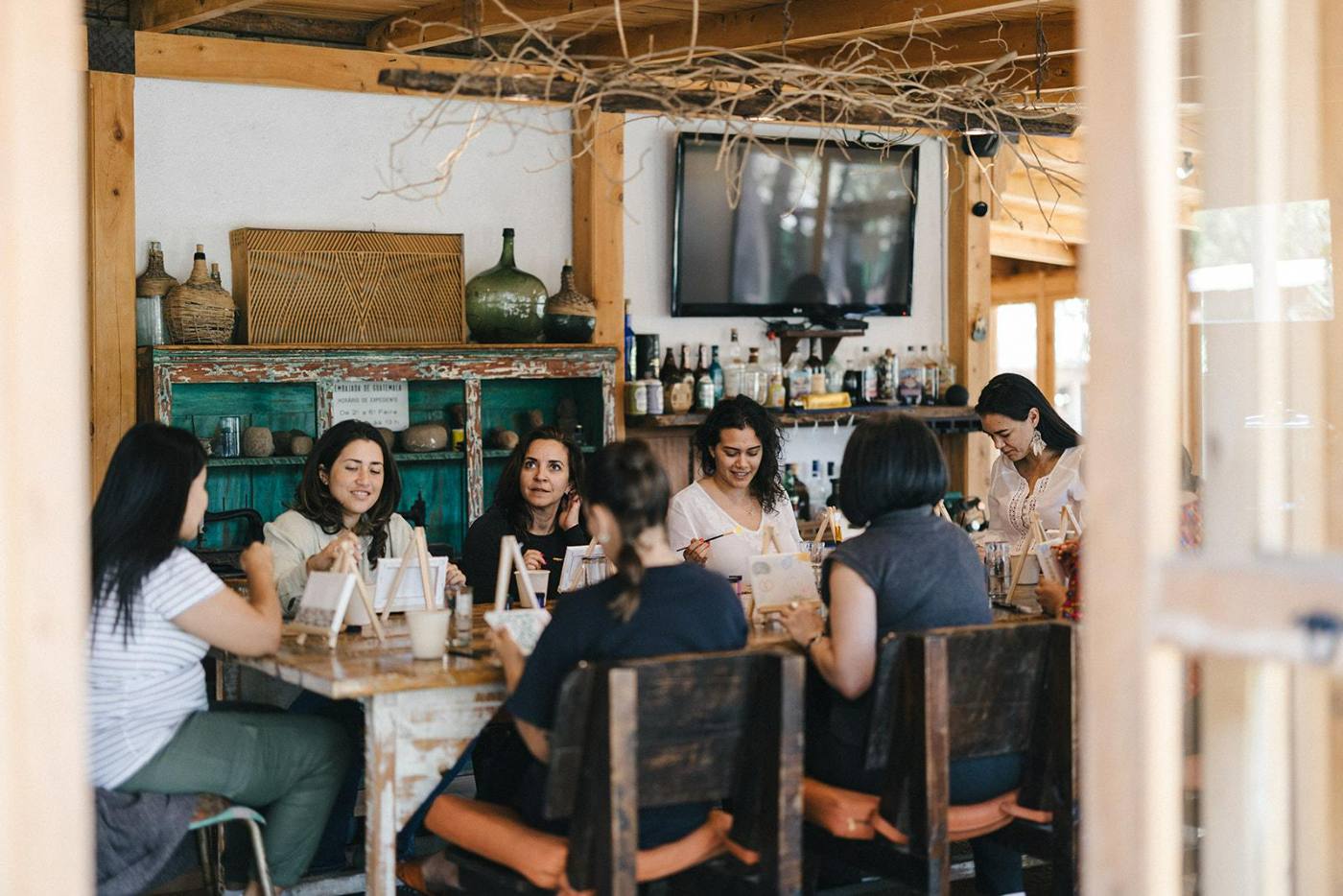 Sesión de trabajo alrededor de una mesa